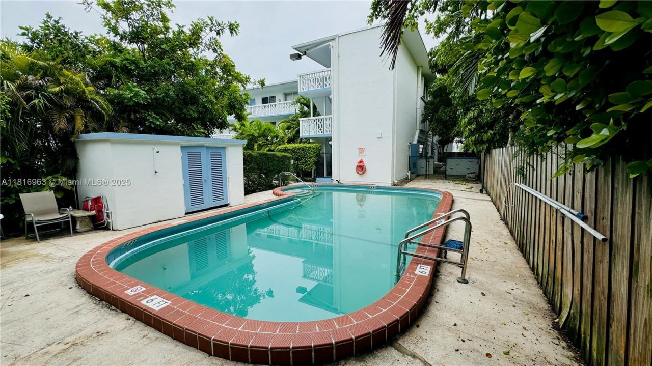 1120 102nd St, Unit 7, Bay Harbor Islands, FL 33154 Photo