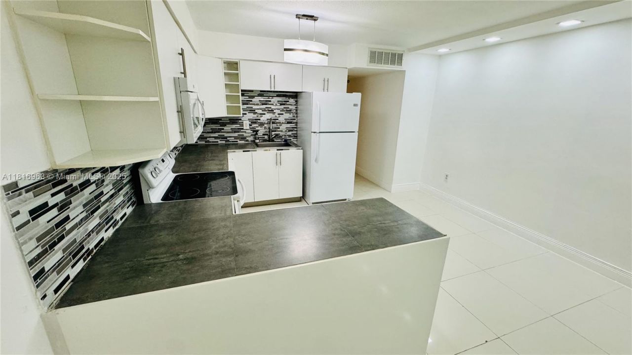 1120 102nd St, Unit 7, Bay Harbor Islands, FL 33154 Photo