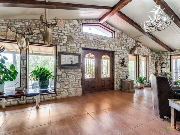 10745 Rosemar Lane, Adkins, TX 78101