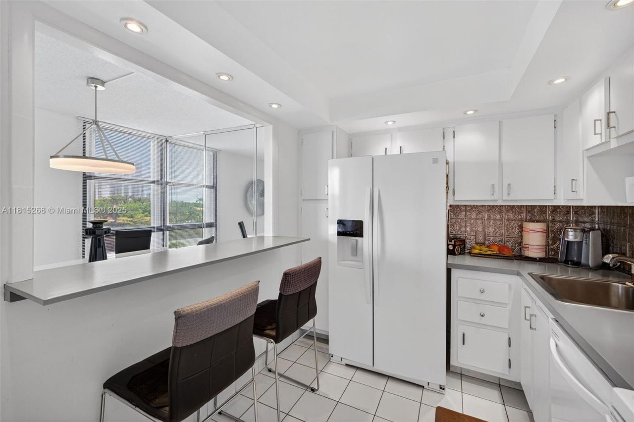 3675 N Country Club Dr, Unit 401, Aventura, FL 33180 Photo