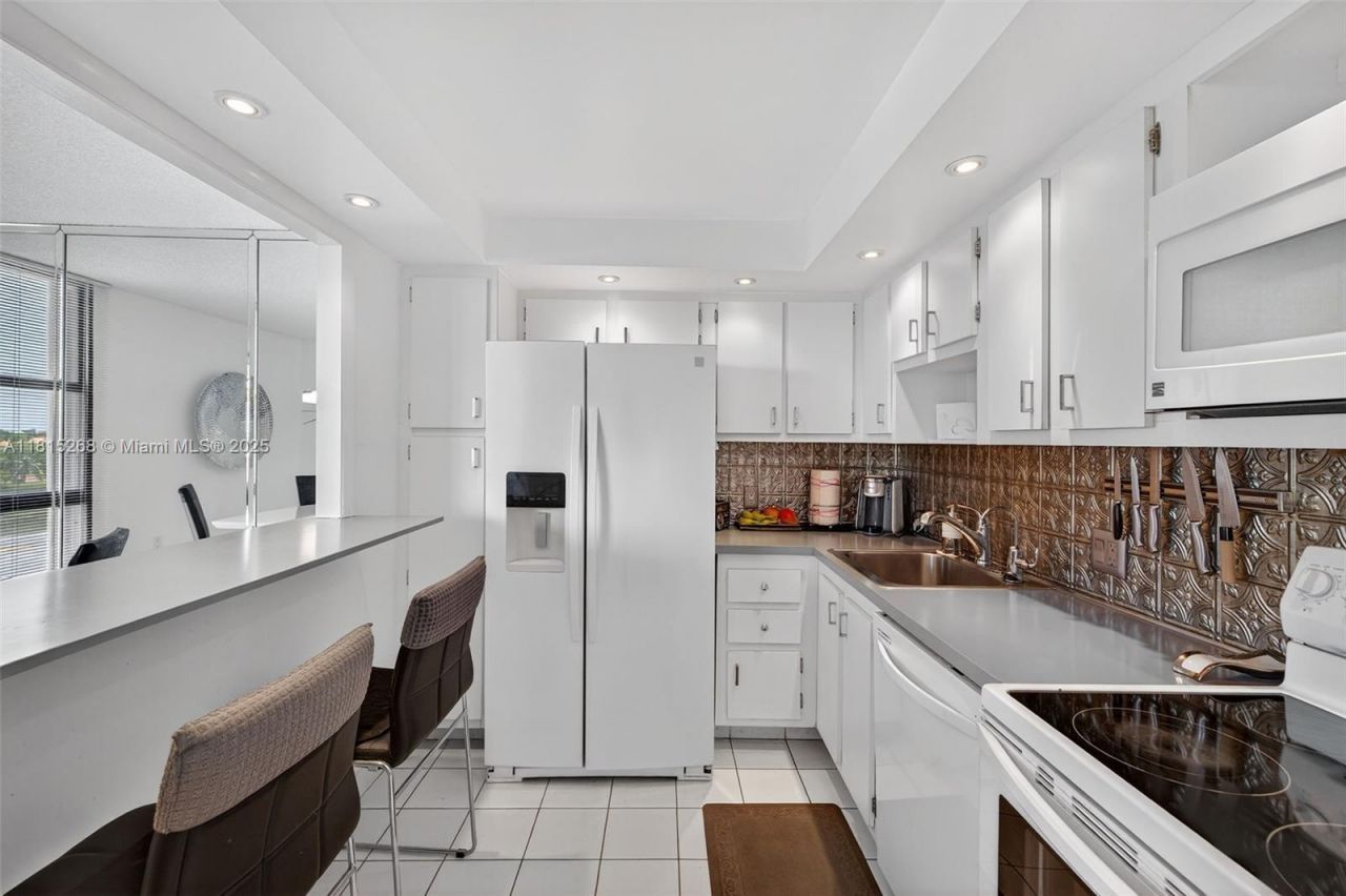 3675 N Country Club Dr, Unit 401, Aventura, FL 33180 Photo