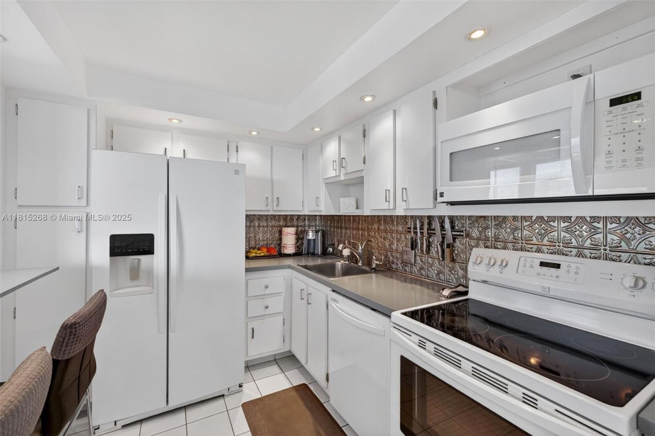 3675 N Country Club Dr, Unit 401, Aventura, FL 33180 Photo