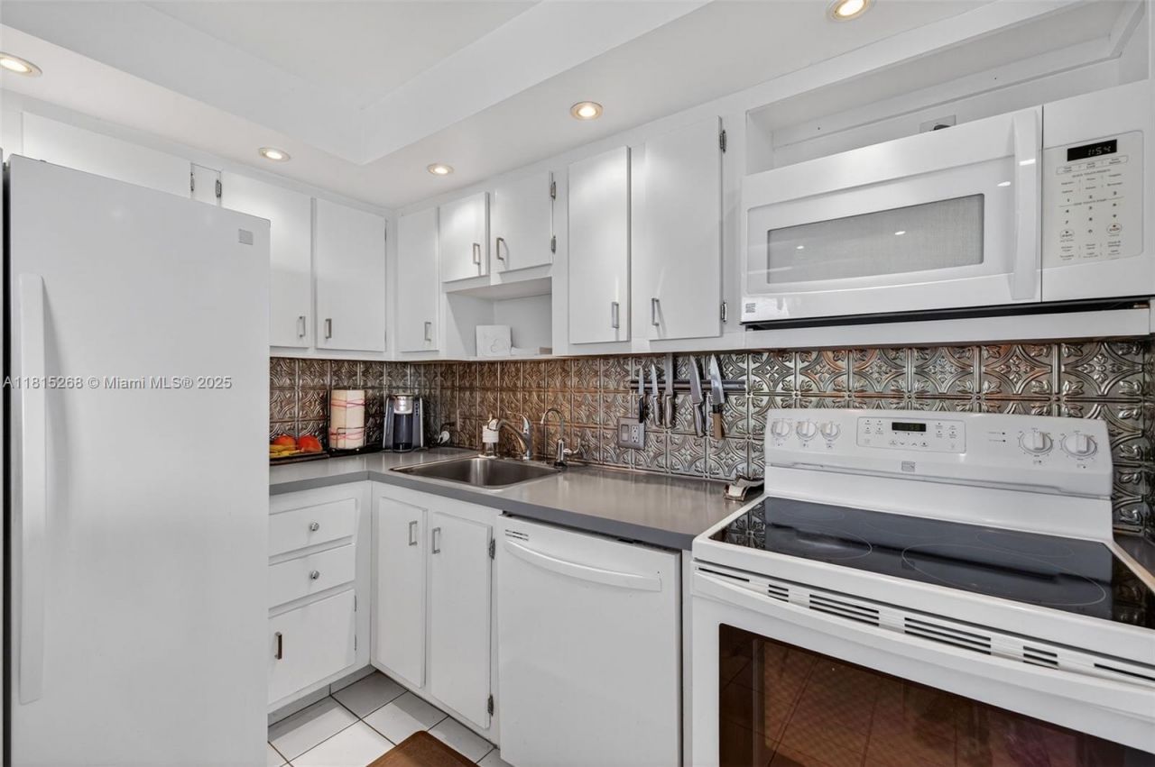 3675 N Country Club Dr, Unit 401, Aventura, FL 33180 Photo