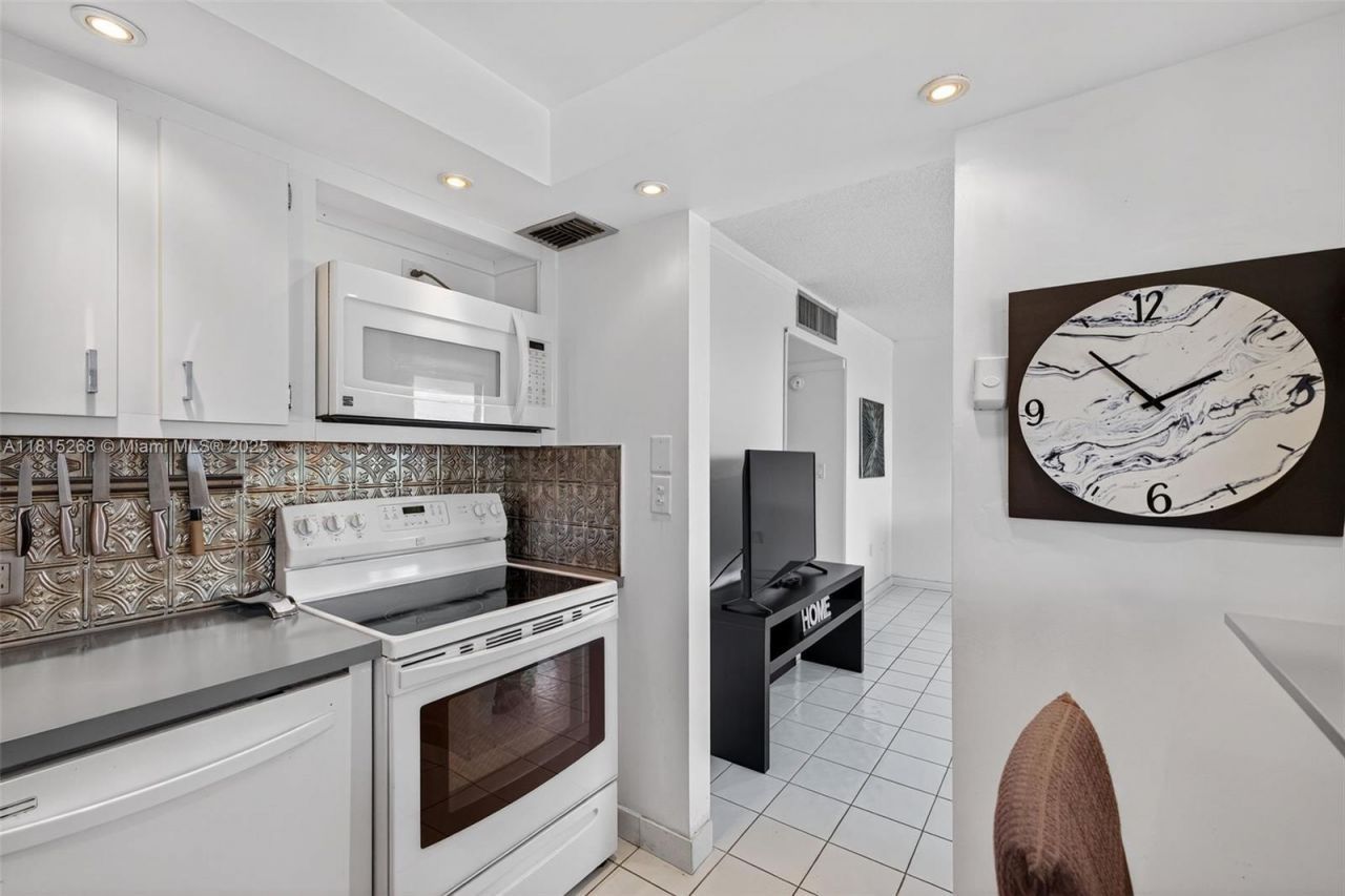 3675 N Country Club Dr, Unit 401, Aventura, FL 33180 Photo