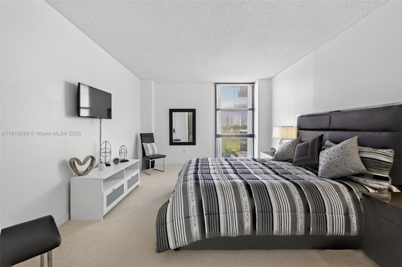 3675 N Country Club Dr, Unit 401, Aventura, FL 33180 Photo