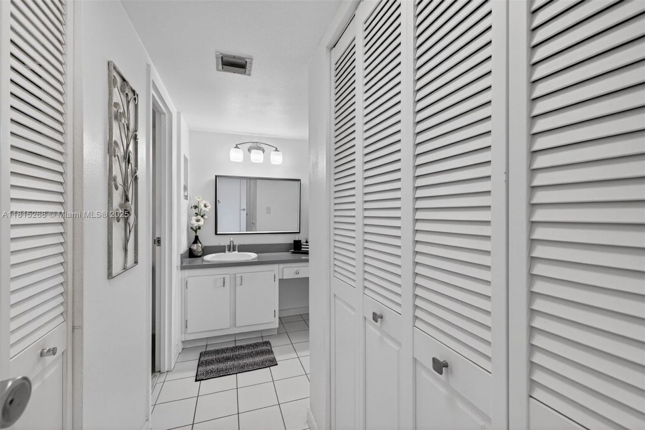 3675 N Country Club Dr, Unit 401, Aventura, FL 33180 Photo