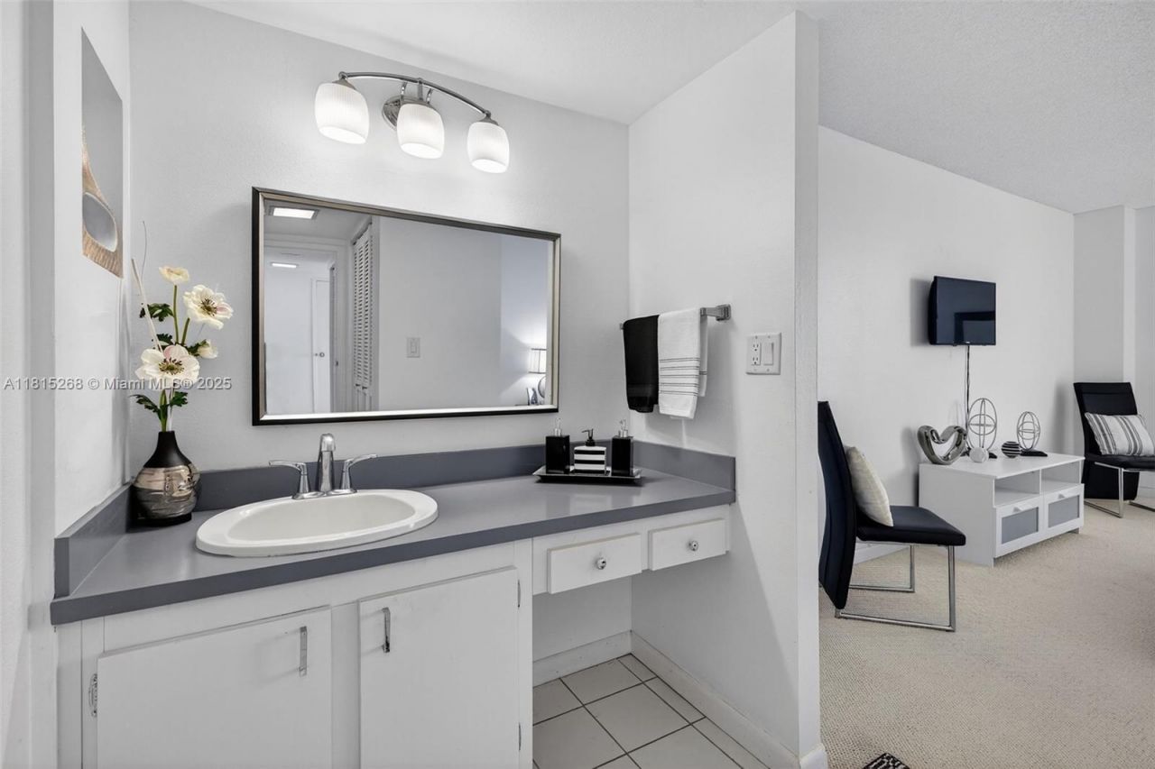 3675 N Country Club Dr, Unit 401, Aventura, FL 33180 Photo