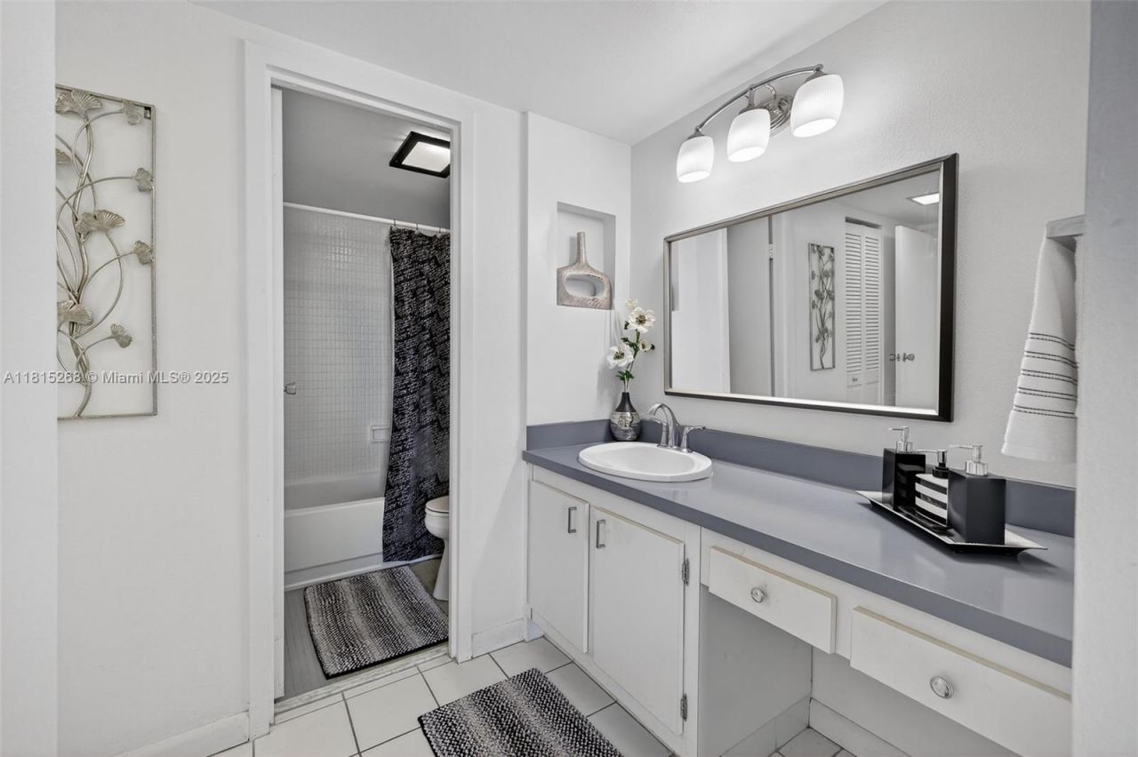 3675 N Country Club Dr, Unit 401, Aventura, FL 33180 Photo