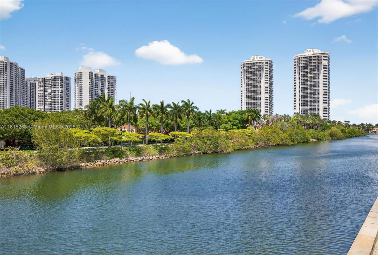 3675 N Country Club Dr, Unit 401, Aventura, FL 33180 Photo