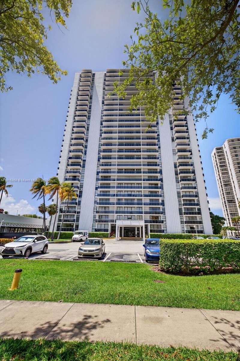 3675 N Country Club Dr, Unit 401, Aventura, FL 33180 Photo