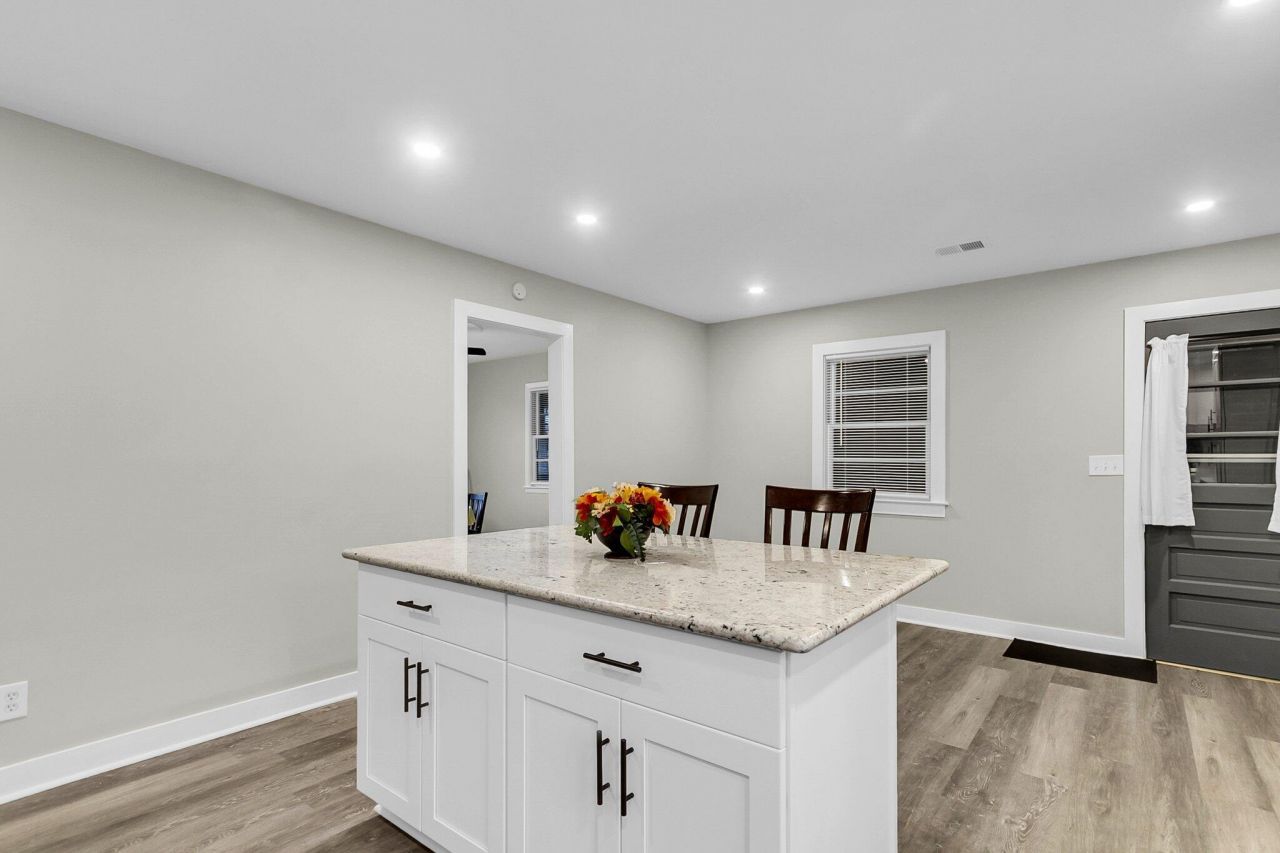 127 Roberts Road Photo 9