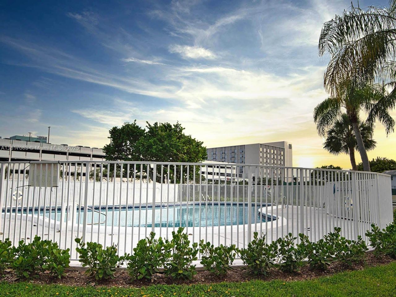 7530 SW 82nd St, Unit G203, Miami, FL 33143 Photo