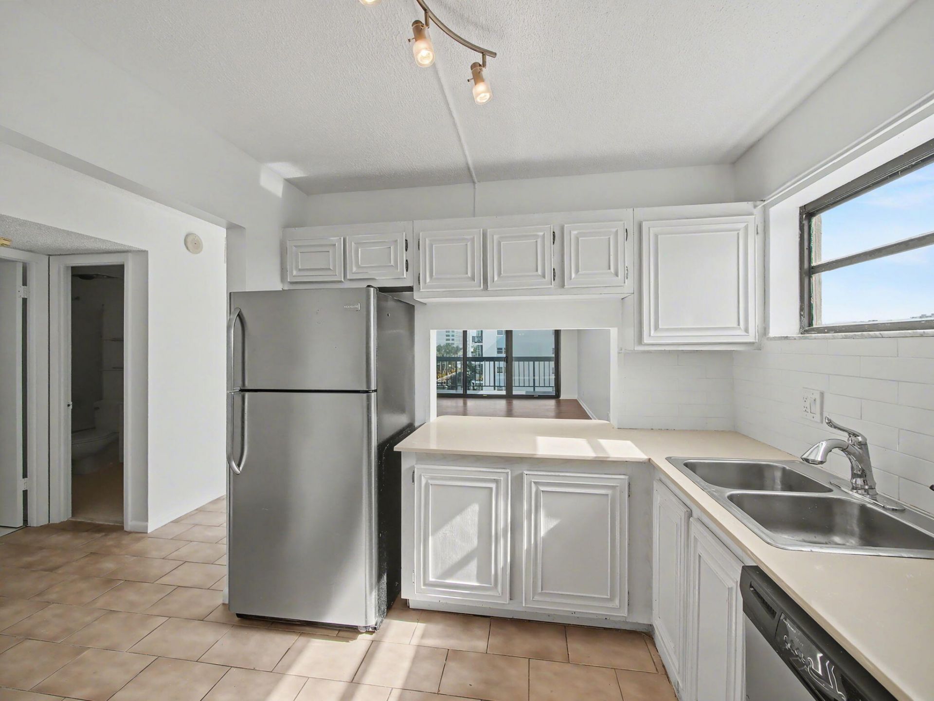 4800 Bayview Drive, Unit 606, Fort Lauderdale, FL 33308 Photo