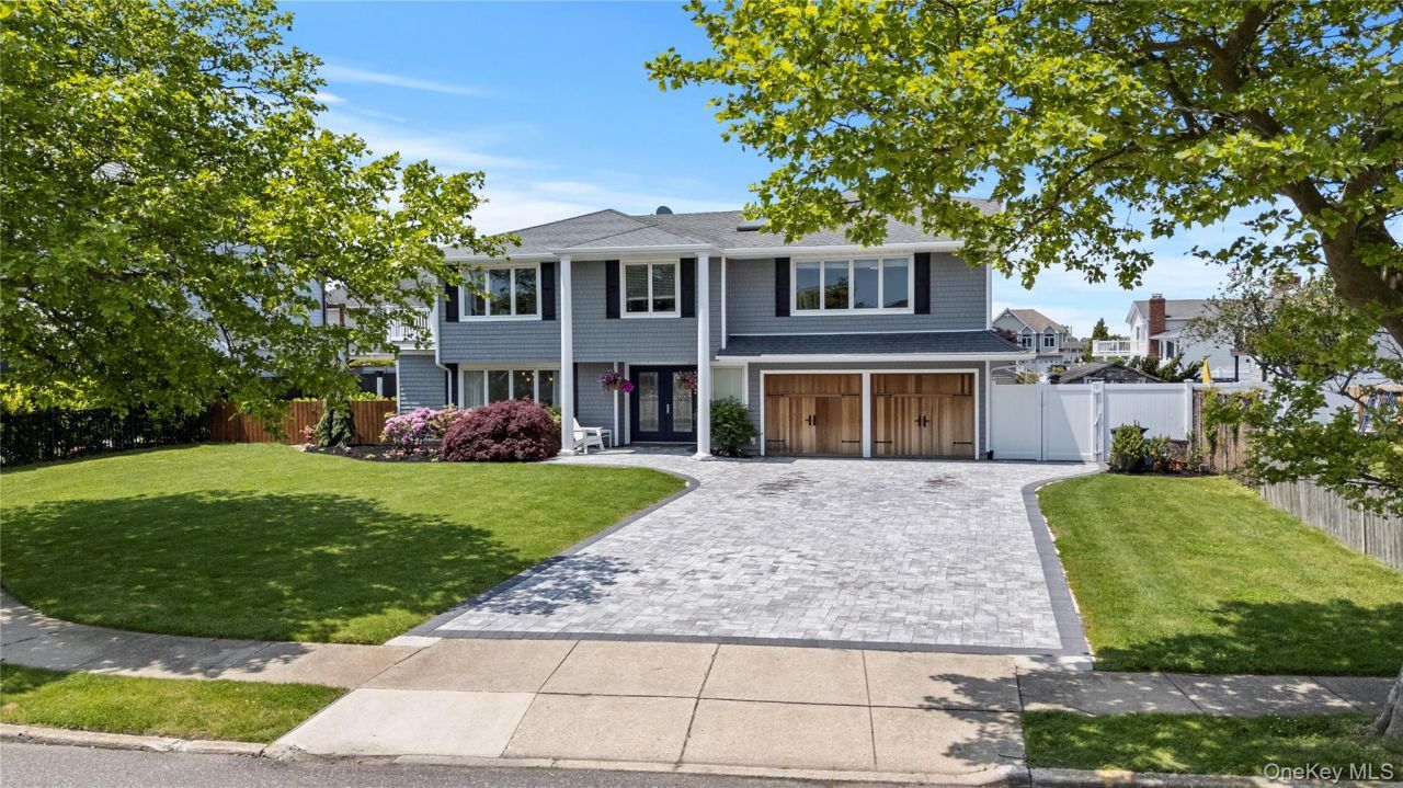 22 Viking Drive, West Islip, NY 11795 Main Photo