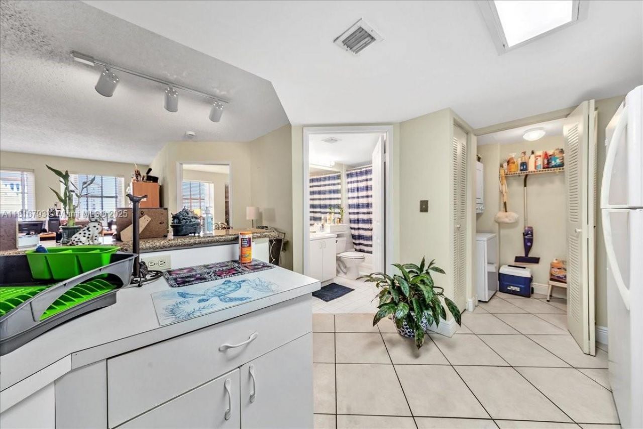 2351 Douglas Rd, Unit 1204, Miami, FL 33145 Photo