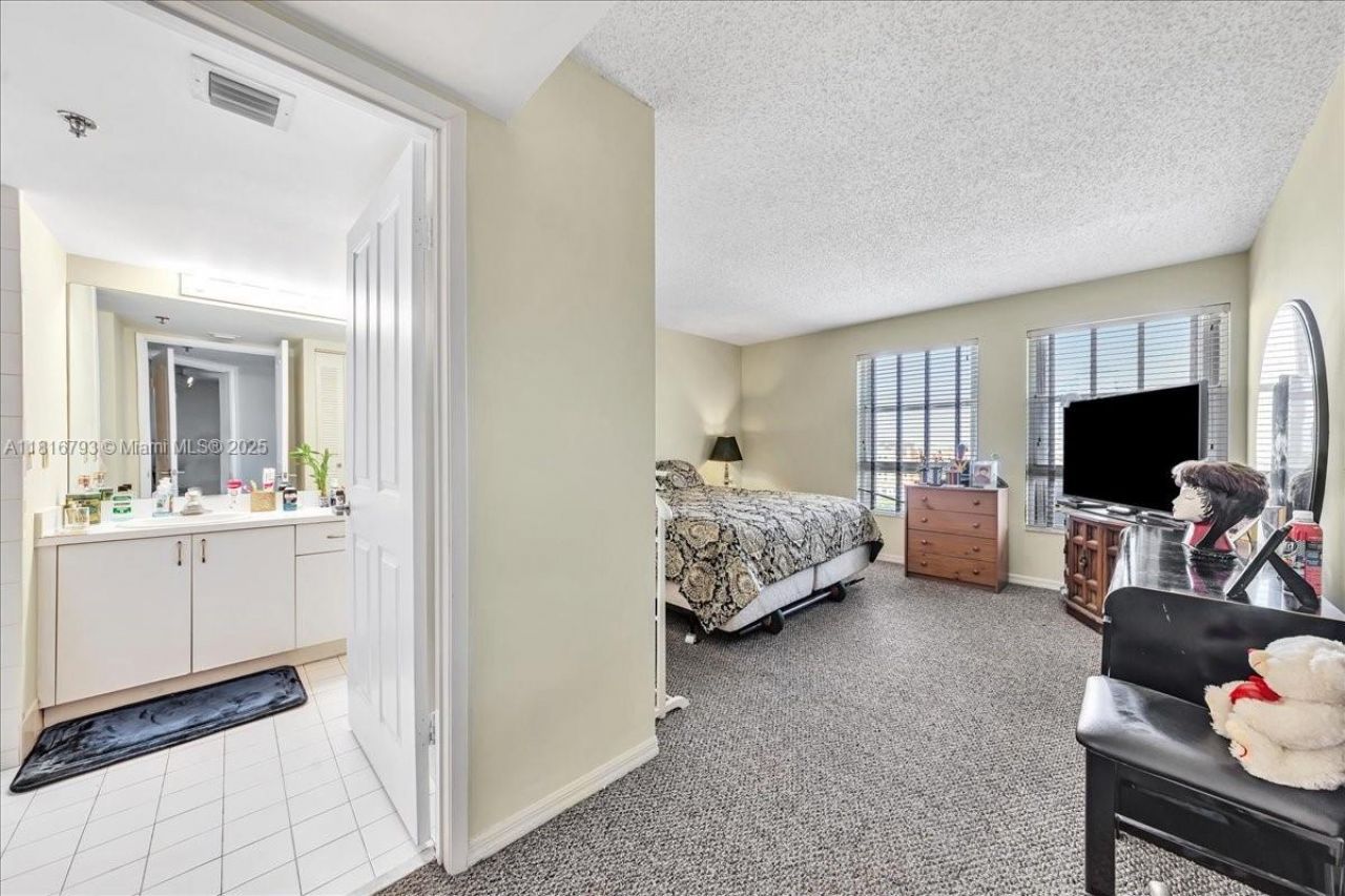 2351 Douglas Rd, Unit 1204, Miami, FL 33145 Photo