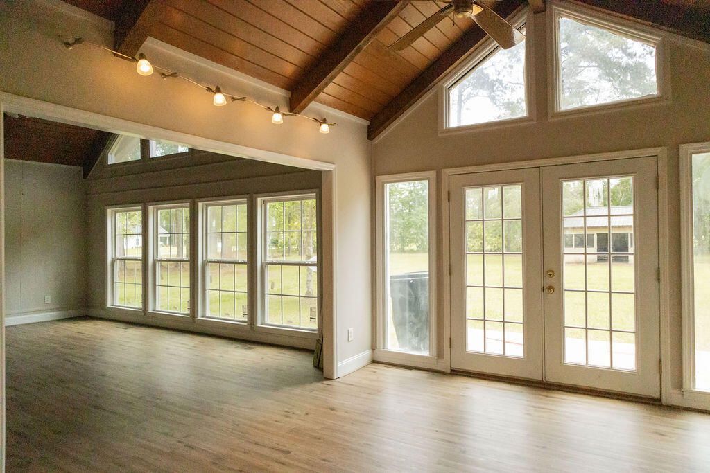 1044 Academy Road Photo 11