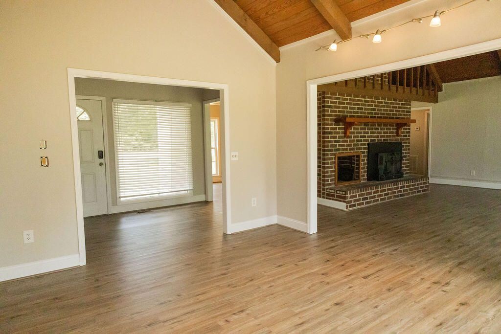 1044 Academy Road Photo 12