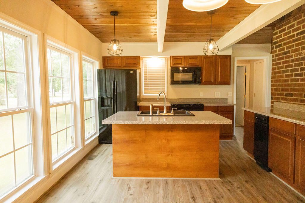 1044 Academy Road Photo 14