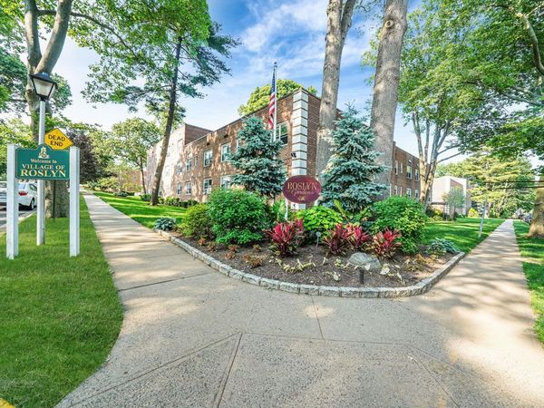 23 Edwards Street, Unit 1C, Roslyn Heights, NY 11577