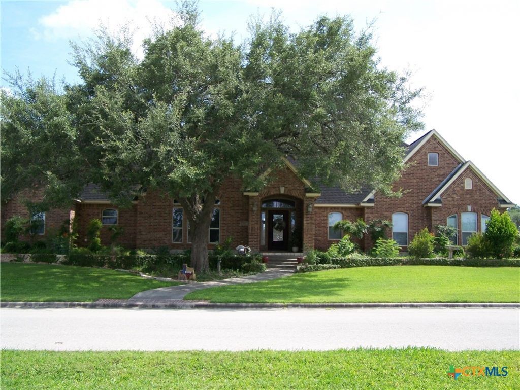 101 Laurel Oak Circle, Cuero, TX 77954 Main Photo