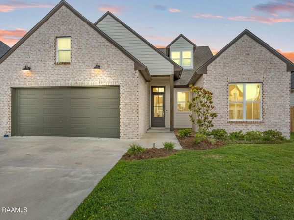 102 Queen Palm Circle, Youngsville, LA 70592