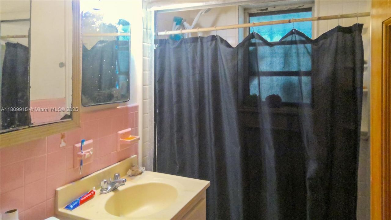 3015 NW 83rd St, Miami, FL 33147 Photo