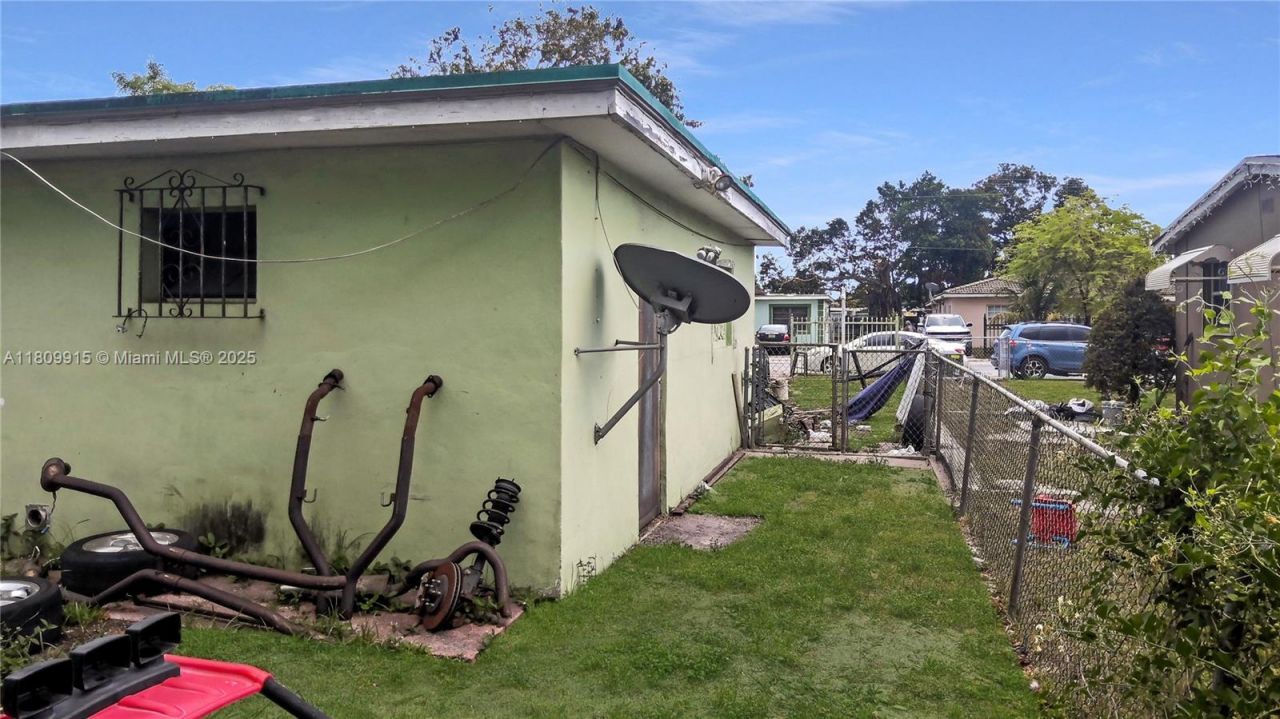 3015 NW 83rd St, Miami, FL 33147 Photo