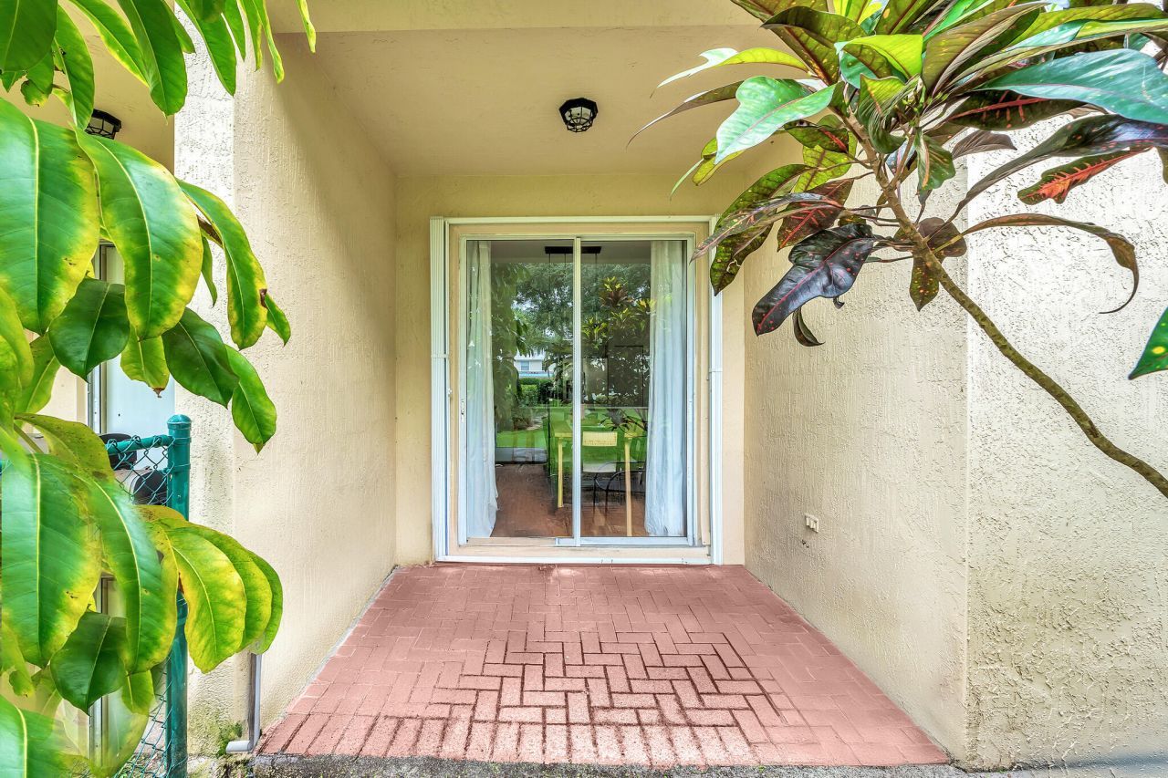 6086 Seminole Gardens Circle, Riviera Beach, FL 33418 Photo