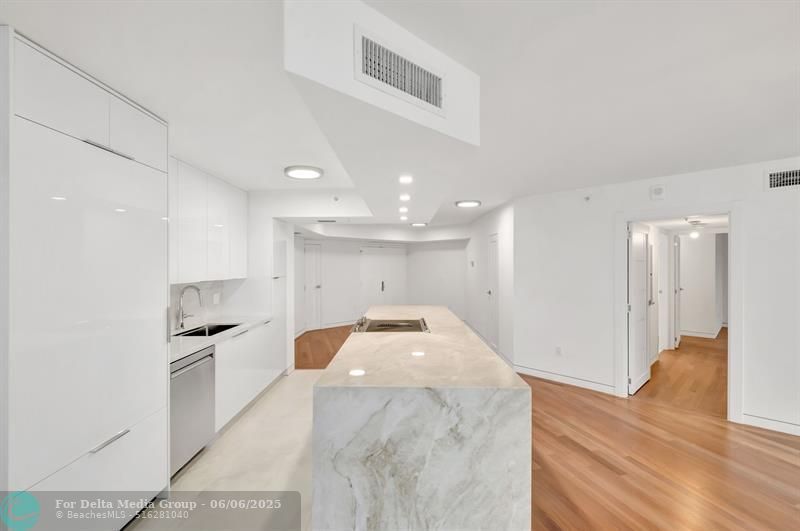 6301 Collins Avenue, Unit 1007, Miami Beach, FL 33141 Photo