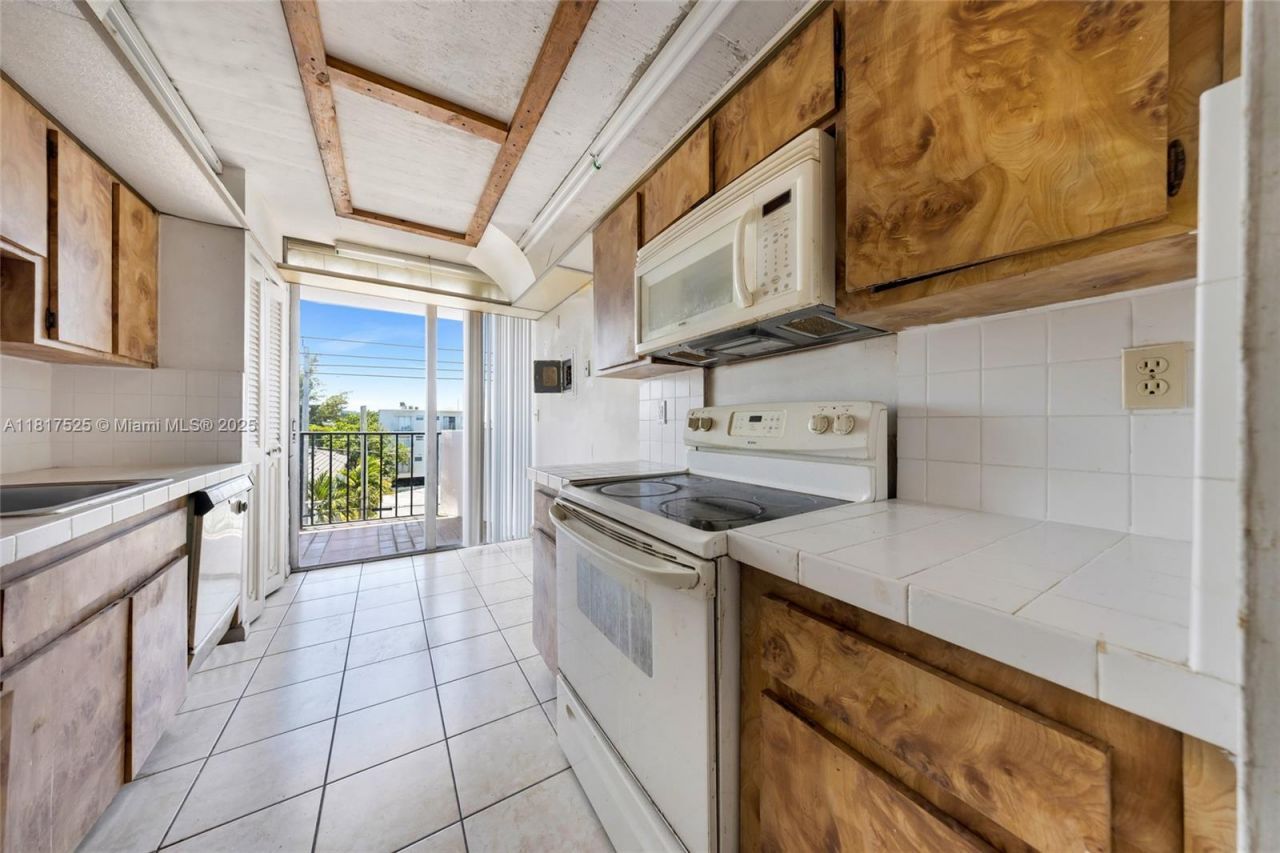 7921 Byron Ave, Unit 407, Miami Beach, FL 33141 Photo