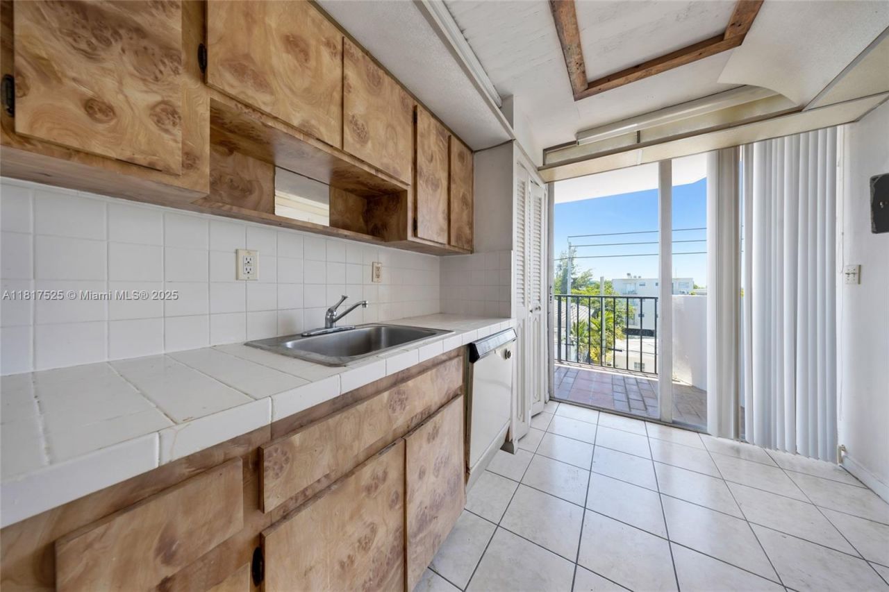 7921 Byron Ave, Unit 407, Miami Beach, FL 33141 Photo