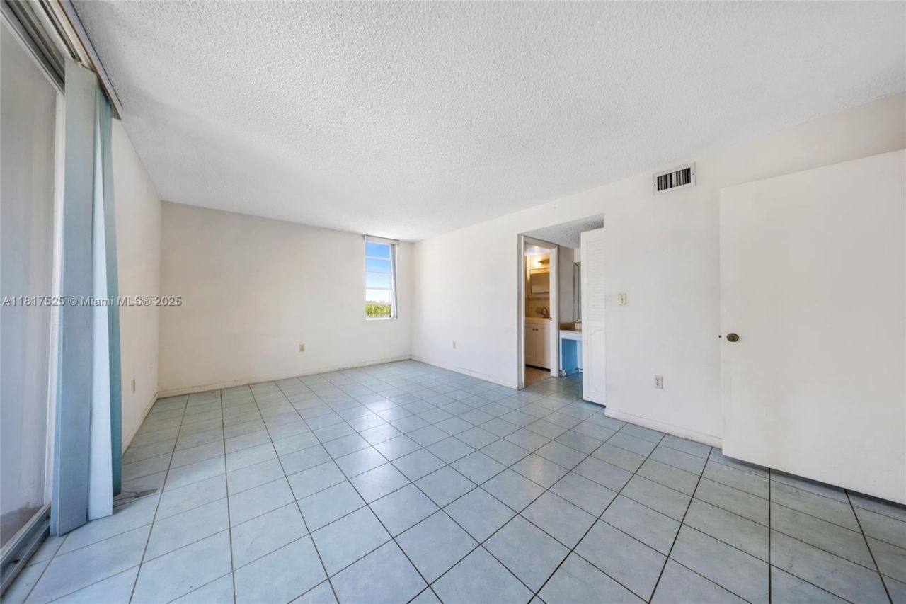 7921 Byron Ave, Unit 407, Miami Beach, FL 33141 Photo