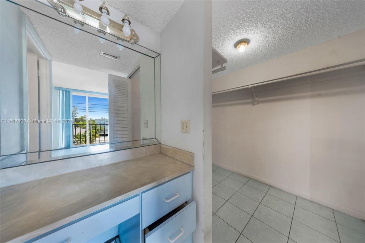7921 Byron Ave, Unit 407, Miami Beach, FL 33141 Photo