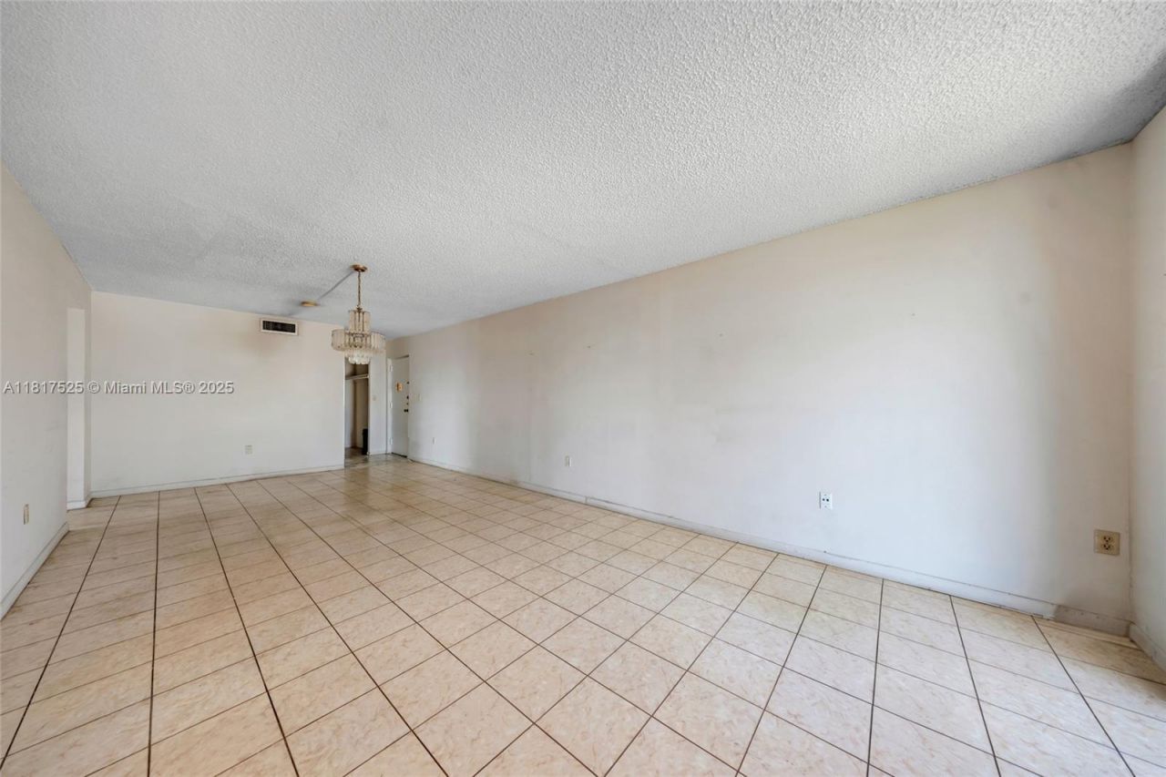 7921 Byron Ave, Unit 407, Miami Beach, FL 33141 Photo