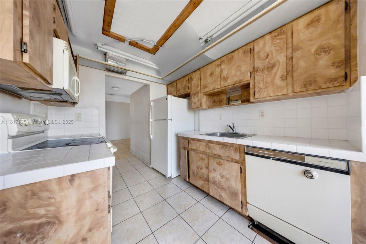 7921 Byron Ave, Unit 407, Miami Beach, FL 33141 Photo