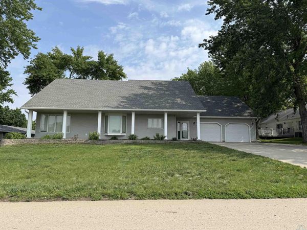 631 South St, Akron, IA 51001