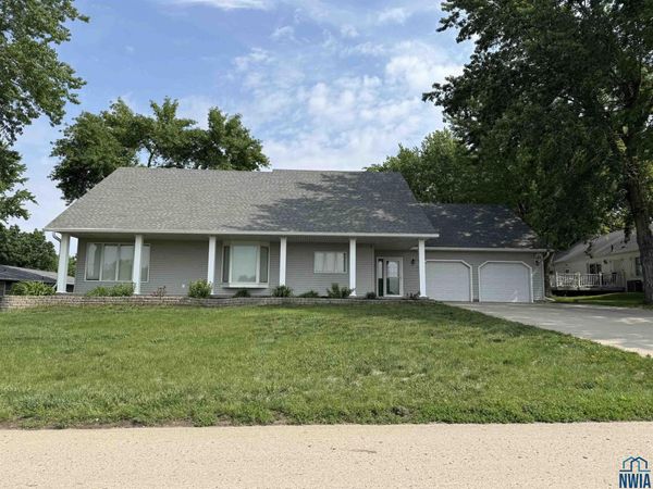 631 South St, Akron, IA 51001