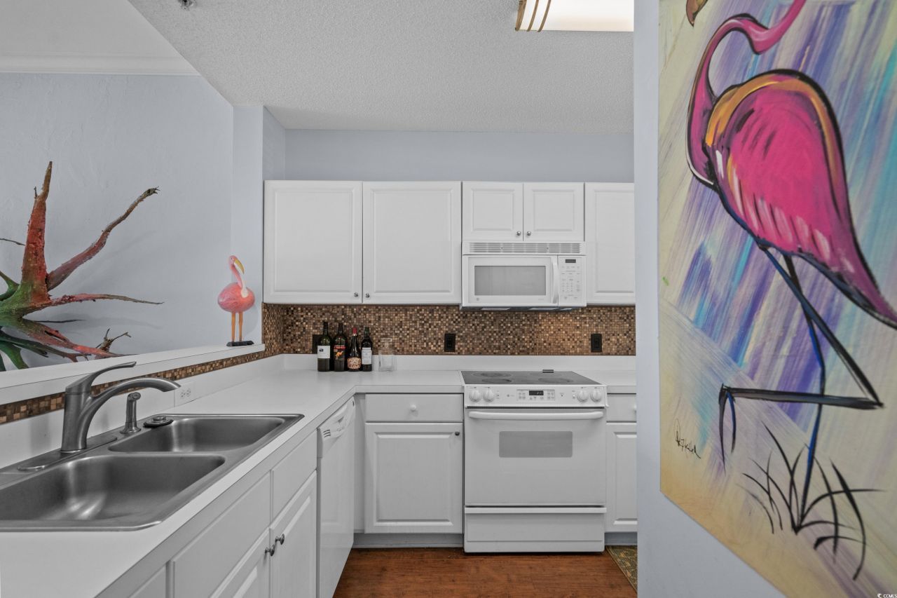 1551 Spinnaker Dr. Photo 8