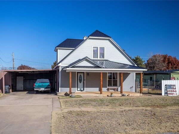 607 E C Street, Arapaho, OK 73620