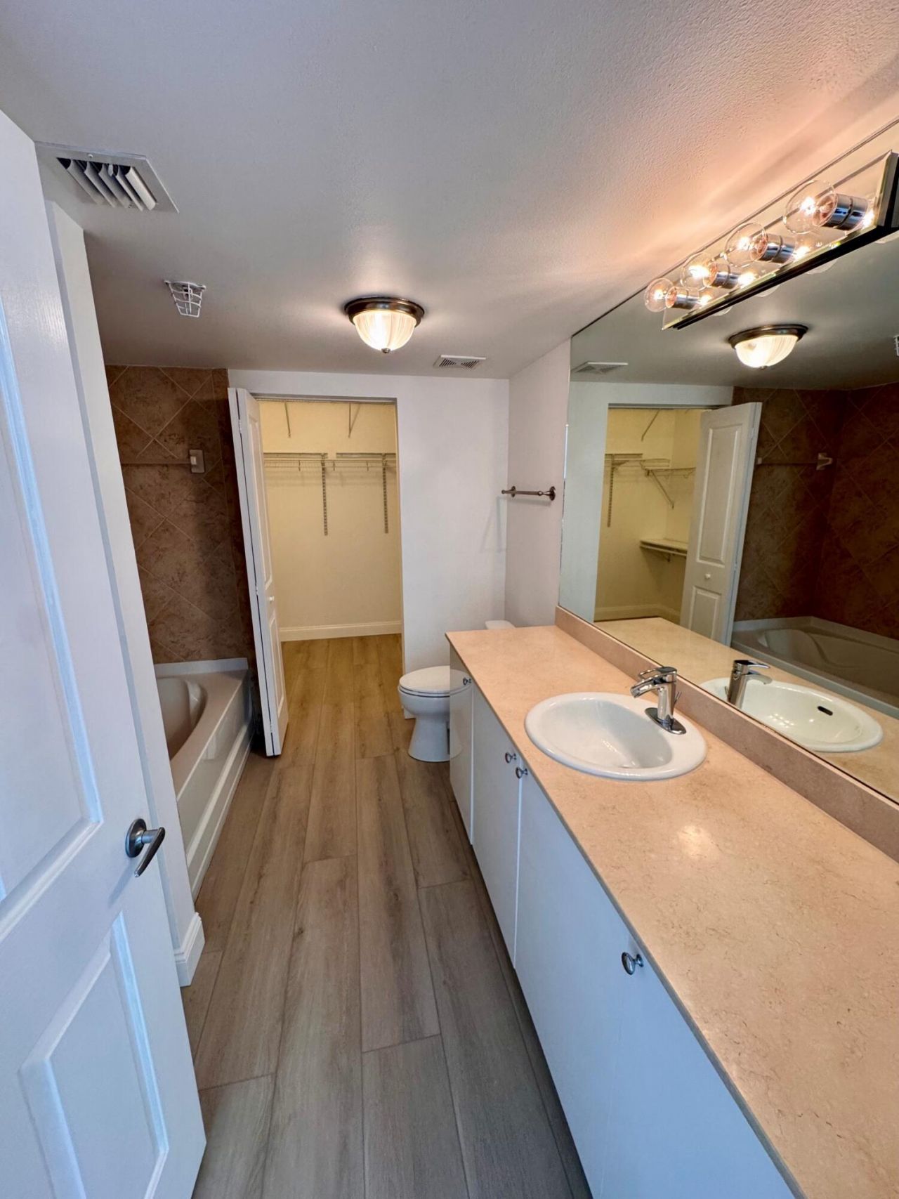 600 S Dixie Highway, Unit 533, West Palm Beach, FL 33401 Photo