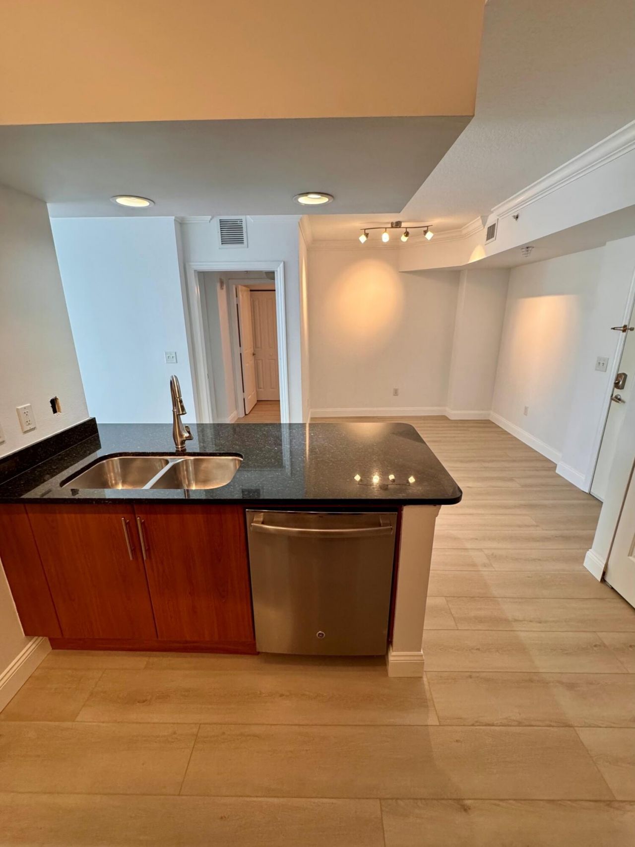 600 S Dixie Highway, Unit 533, West Palm Beach, FL 33401 Photo