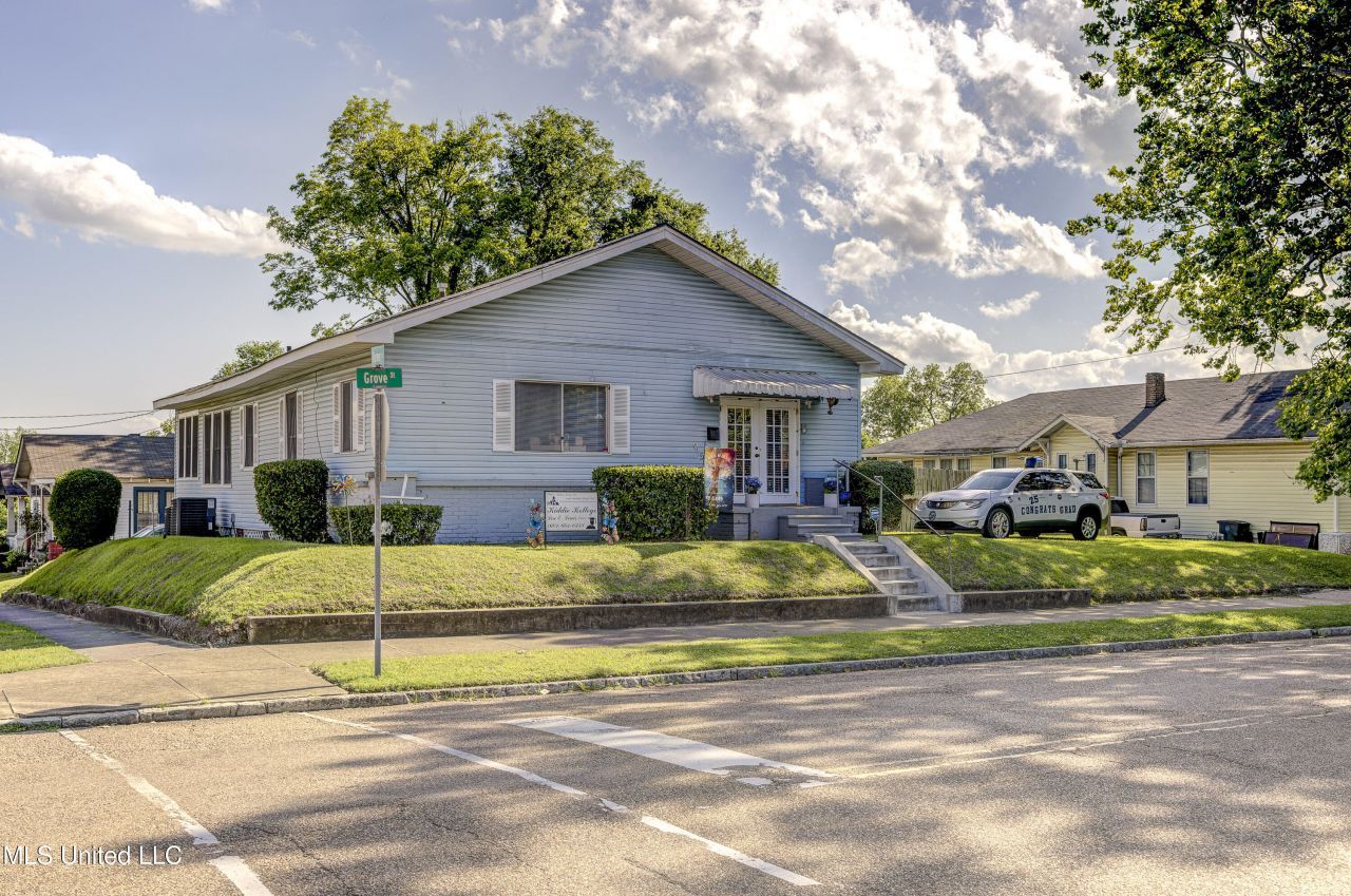 1222 Grove St Street, Vicksburg, MS 39183 Main Photo