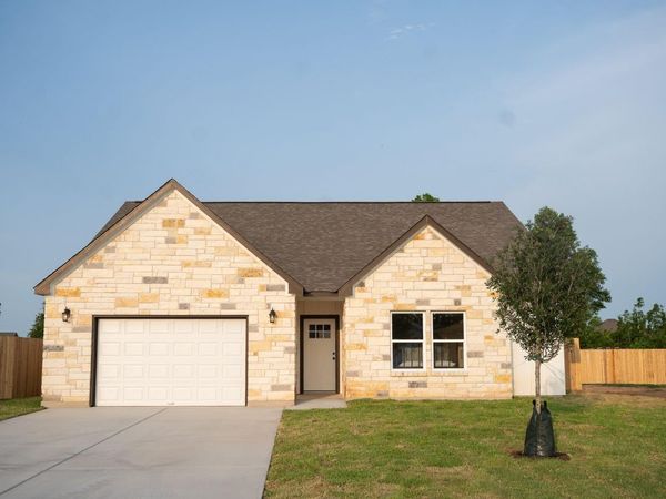 304 String Prairie WAY, Smithville, TX 78957