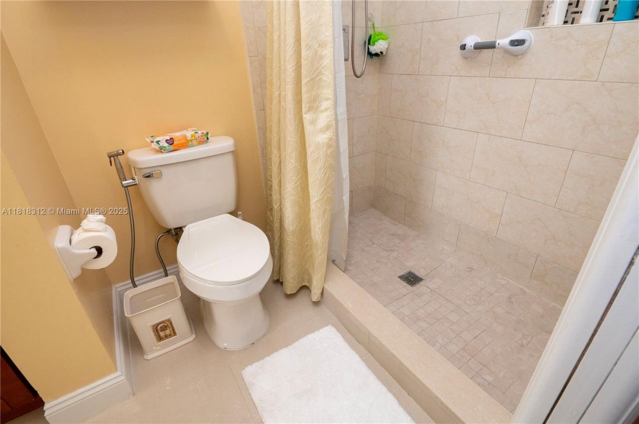 2375 W 74th St, Unit 106-6, Hialeah, FL 33016 Photo