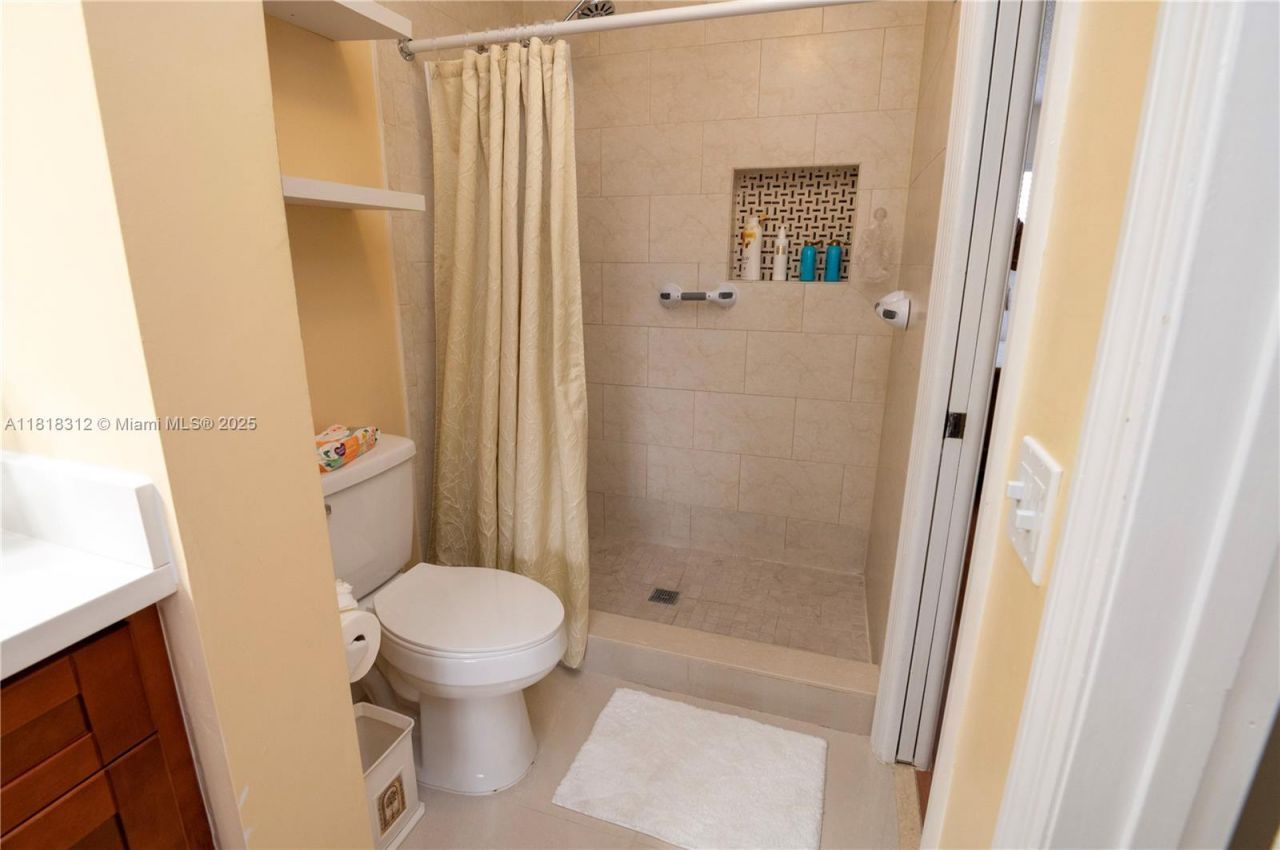 2375 W 74th St, Unit 106-6, Hialeah, FL 33016 Photo