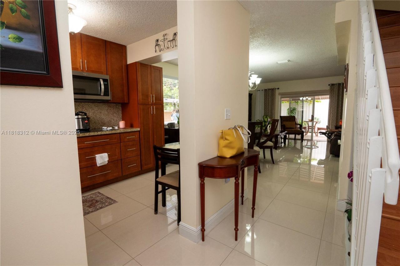 2375 W 74th St, Unit 106-6, Hialeah, FL 33016 Photo