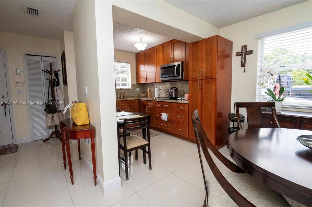 2375 W 74th St, Unit 106-6, Hialeah, FL 33016 Photo