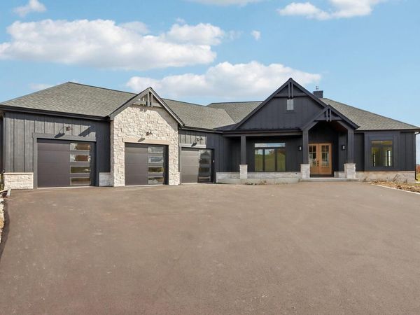 W279N6010 Serenity DRIVE, Sussex, WI 53089