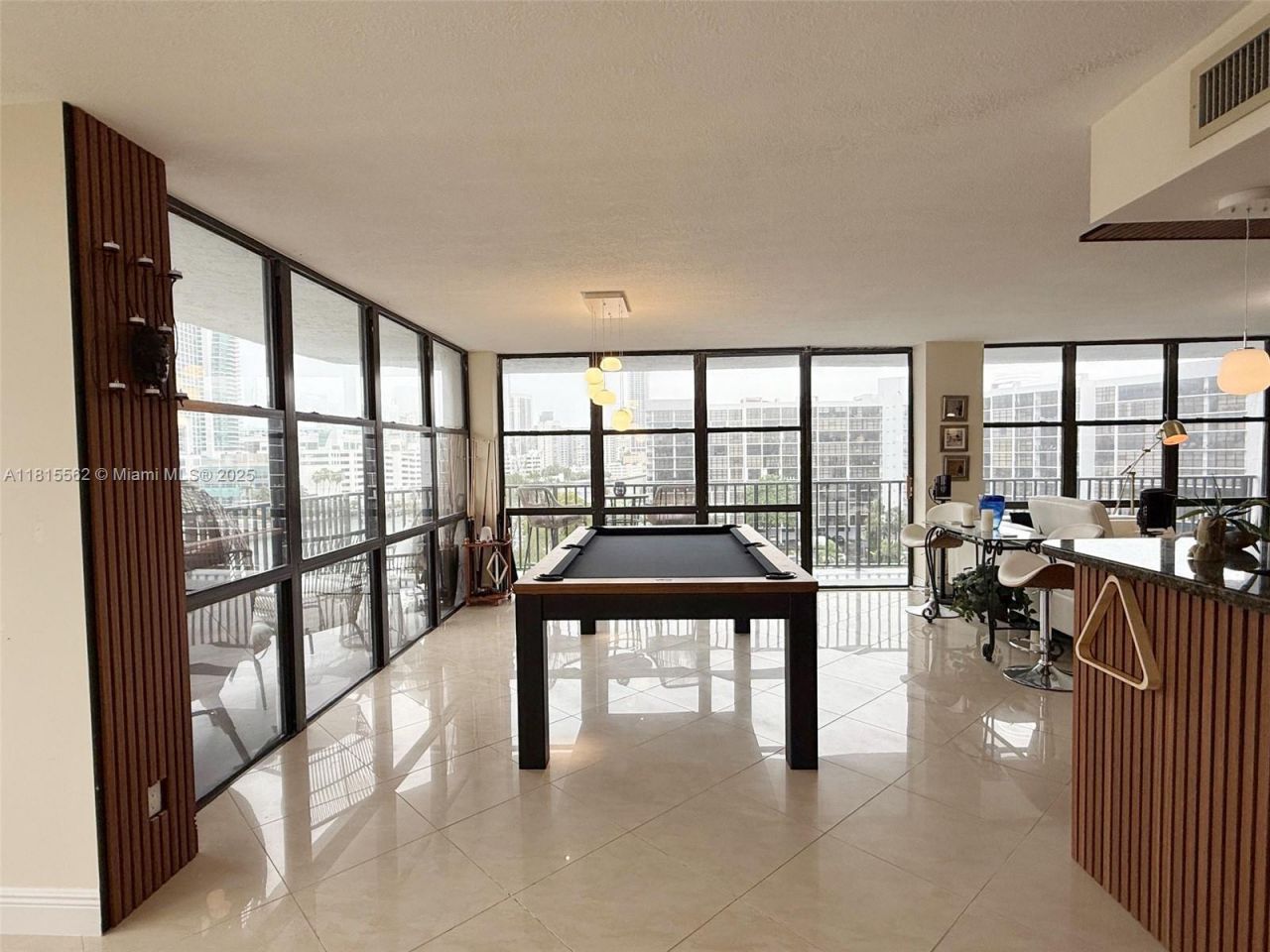 800 Parkview Dr, Unit 820, Hallandale Beach, FL 33009 Photo